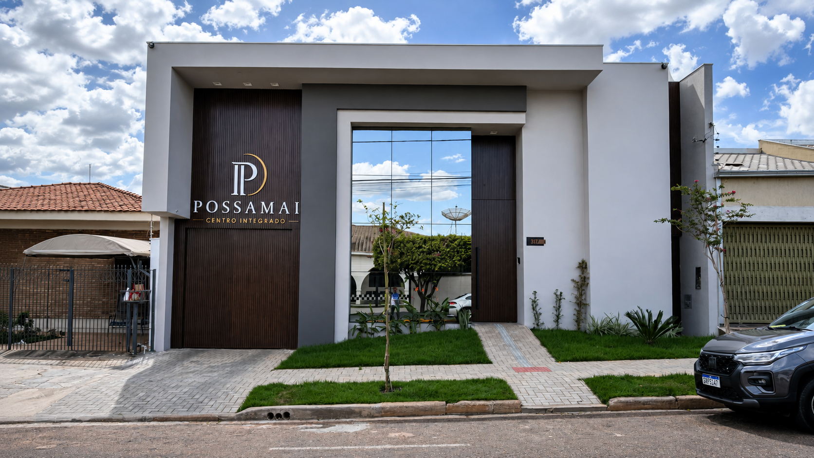 Entrada principal do Possamai Centro Integrado vista da calçada