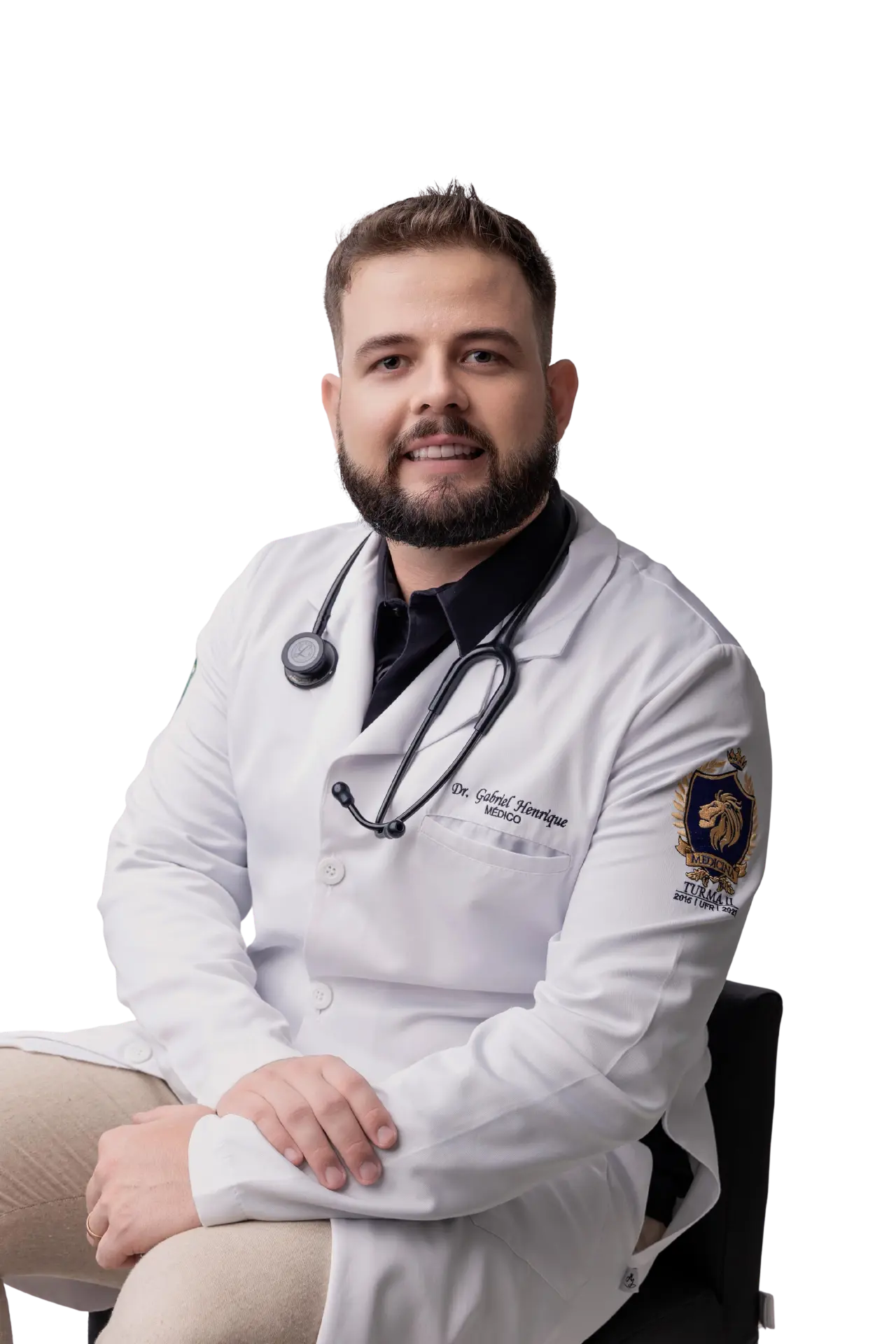 Dr. Gabriel Possamai sentado, de jaleco branco com estetoscópio